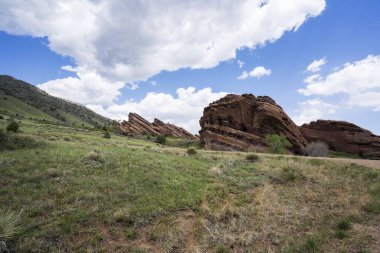 Denver, Colorado 'daki Red Rocks Parkı' nda yürüyüş patikası