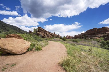 Denver, Colorado 'daki Red Rocks Parkı' nda yürüyüş patikası