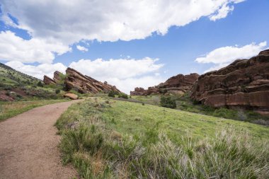 Denver, Colorado 'daki Red Rocks Parkı' nda yürüyüş patikası