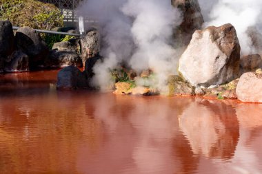 Japonya, Beppu 'daki Umi Jigoku' da kaynayan, kırmızı bir su göleti.
