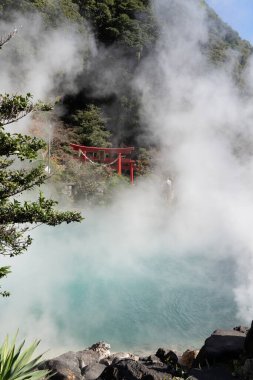  Japonya 'nın Beppu kentindeki Umi Jigoku' da kaynayan mavi bir su göleti.