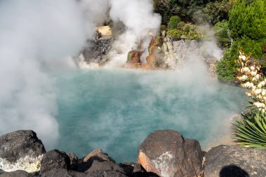  Japonya 'nın Beppu kentindeki Umi Jigoku' da kaynayan mavi bir su göleti.