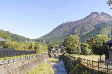 Japonya 'nın Oita kentindeki Yufuin kasabası. 