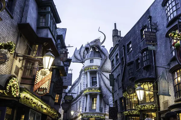 Orlando, ABD 19 Kasım 2024: The Dragon at the Gringotts Bank in Diagon Alley at The Wizarding World of Harry Potter in Universal Studio Orlando. Universal Studio Orland, Orlando, Florida, ABD 'de bulunan bir tema parkı..
