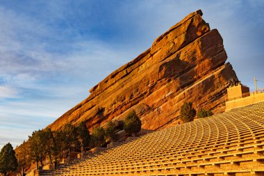 Ilık sabah güneşi, Denver, Colorado 'daki Red Rocks Park ve Amfitiyatrosunda kayalara vuruyor.