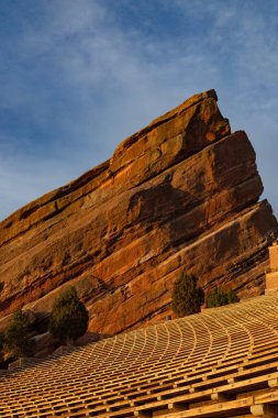 Ilık sabah güneşi, Denver, Colorado 'daki Red Rocks Park ve Amfitiyatrosunda kayalara vuruyor.