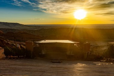Denver, Colorado 'daki Red Rocks Park ve Amfitiyatrosundan gün doğumu