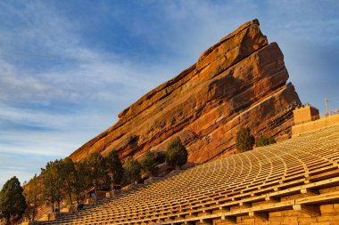 Ilık sabah güneşi, Denver, Colorado 'daki Red Rocks Park ve Amfitiyatrosunda kayalara vuruyor.