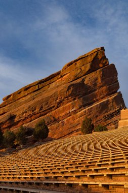 Ilık sabah güneşi, Denver, Colorado 'daki Red Rocks Park ve Amfitiyatrosunda kayalara vuruyor.