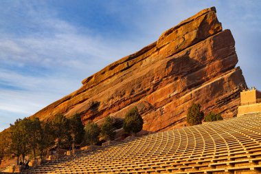 Ilık sabah güneşi, Denver, Colorado 'daki Red Rocks Park ve Amfitiyatrosunda kayalara vuruyor.