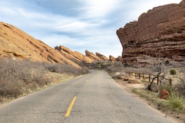 Denver, Colorado 'daki Red Rocks Parkı' nda yürüyüş patikası