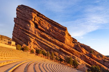 Ilık sabah güneşi, Denver, Colorado 'daki Red Rocks Park ve Amfitiyatrosunda kayalara vuruyor.