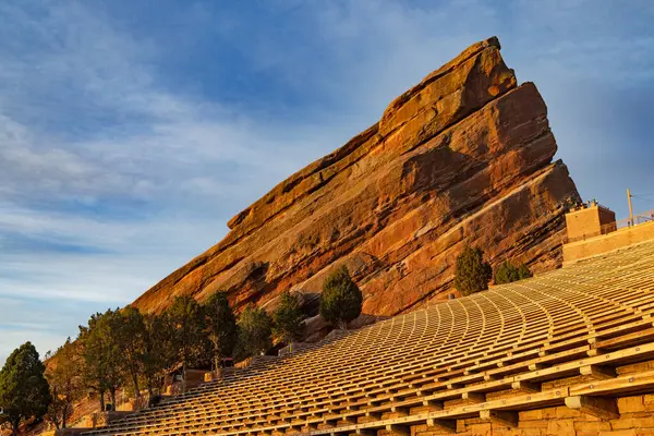 Ilık sabah güneşi, Denver, Colorado 'daki Red Rocks Park ve Amfitiyatrosunda kayalara vuruyor.