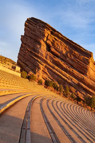 Ilık sabah güneşi, Denver, Colorado 'daki Red Rocks Park ve Amfitiyatrosunda kayalara vuruyor.