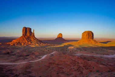 Akşam güneşi Anıt Vadisi 'nde popolara vuruyor.