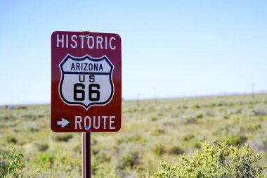 Arizona, ABD 'deki Petrified Forest Ulusal Parkı' nda 66 numaralı yolda ünlü bir tabela.