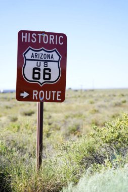 Arizona, ABD 'deki Petrified Forest Ulusal Parkı' nda 66 numaralı yolda ünlü bir tabela.