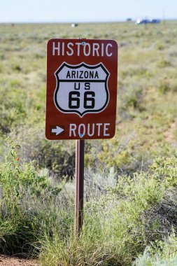 Arizona, ABD 'deki Petrified Forest Ulusal Parkı' nda 66 numaralı yolda ünlü bir tabela.