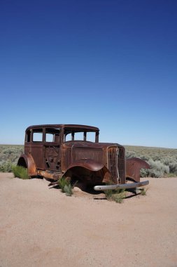 Arizona, ABD 'deki Petrified Forest Ulusal Parkı' nda 66. yolda antika bir araba bulunuyor.