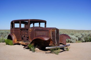 Arizona, ABD 'deki Petrified Forest Ulusal Parkı' nda 66. yolda antika bir araba bulunuyor.