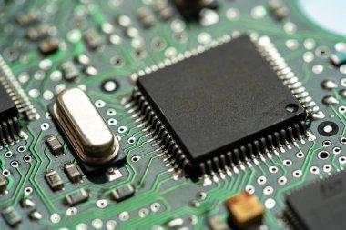 Küçük mikroişlemci, modern masaüstü bilgisayar ana kartı üzerinde mikro kontrol çipi, nesne makro, aşırı yakın çekim, sığ dof, elektrik bileşenleri kıtlığı konsepti, devre kartı