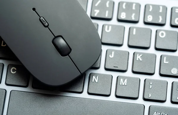 Современная Плоская Офисная Компьютерная Мышь Лежащая Компьютерной Клавиатуре Два Объекта — стоковое фото