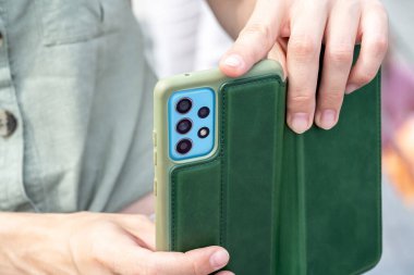 Anonim genç kız sosyal medya için dikey fotoğraflar çekiyor, akıllı telefonunu elinde tutuyor, cep telefonu fotoğrafçılığı, çoklu kamera konsepti, bir kişi, detay, yakın çekim