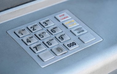 Modern, çok kullanılan ATM klavyeli nesne detayı, aşırı yakın plan, kimse yok. Numara tuşları yakın, kimse yok. Para çekilmesi, mali kriz, enflasyon ve ekonomik durgunluk kavramı