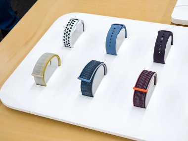 Bir teknoloji mağazasında satılan bir sürü resmi Apple Watch kayışı, Mac, Apple cihaz aksesuar konsepti, hiç kimse, hiç kimse, bir grup nesne teknoloji, tarz ve moda yakın çekim