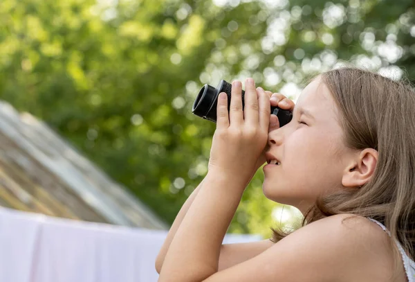 Dziewczyna Wieku Podstawówki Spogląda Niebo Przez Szkło Powiększające Szuka Czegoś — Zdjęcie stockowe