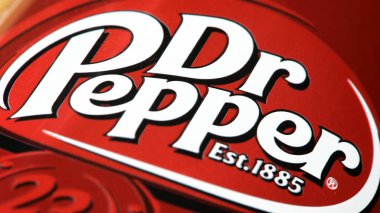 Dr. Pepper alüminyum bir kutunun üzerinde karbonatlı meşrubat logosu, makro cisim, detay, aşırı yakın çekim. Şekerli içecek basit bir konsept, hiç kimse