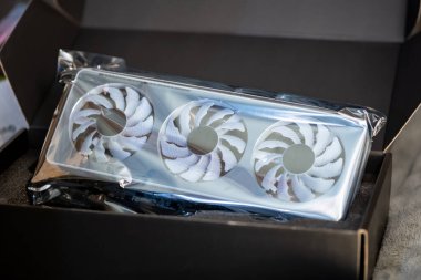 Gigabyte GeForce RTX 3060 Ti GPU. Orijinal bir kutunun içindeki grafik kartı. Yükleme, satın alma ve açma yeni bir gpu, 3 fand, üst düzey profosyonel nesne yakın plan, kimse