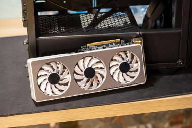 Gigabyte GeForce RTX 3060 Ti GPU, yeni bir bilgisayar çantasının yanında duran grafik kartı, yükseltme, kurma, yeni bir grafik işleme ünitesi satın alma, 3 fanatik ürün çekimi
