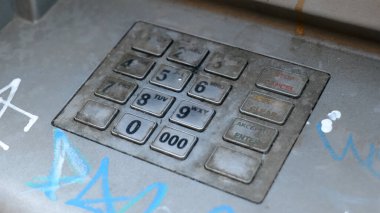 Eski hasarlı, bozuk, servis dışı ATM tuş takımı, kullanılmayan numaralar anahtar detaylar, yakın plan, hiç kimse finansal kriz, ekonomik durgunluk, yoksulluk, finansal sorunlar basit soyut iş kavramı