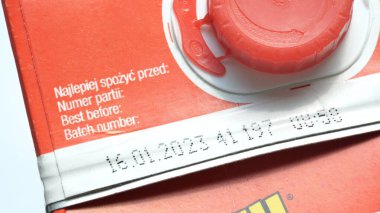 Süt kartonunun son kullanma tarihi geçmiş, tahmini son kullanma tarihlerinden önce en iyi gıda ürünleri, yiyecek atıkları, eski gıda konseptinin çöpe atılması, hiç kimse, nesne detayı, kapatma