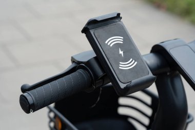 Akıllı telefon, elektrikli scooter 'da cep telefonu, elektrikli taşıt üzerinde telefon sahibi, şehir merkezi, hareket kabiliyeti servis için basit bir konsept, kimse, kimse, kimse, NFC, telefon sahibi kapatma