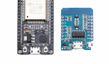 İki ESP 32 tahtası üst görünüm, nesneler detay, makro, aşırı yakın plan, yukarıdan çekilmiş, beyazdan izole edilmiş, kesilmiş. Mikro kontrolörler, karmaşık mikro denetleyiciler.