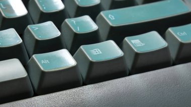 Microsoft Windows 95 98 OS anahtarı eski bir mekanik klavye detayına yakın plan, zoom. Eski işletim sistemleri, nostalji, güvenlik, öykünme, viralizasyon