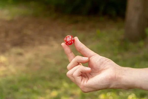 Névtelen Férfi Tartja Egy Egyszerű Piros Oldalas Rpg Játék Kocka — Stock Fotó