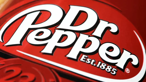 Pepper Gazowane Logo Napoju Bezalkoholowego Aluminiowej Puszce Obiekt Makro Detal — Zdjęcie stockowe