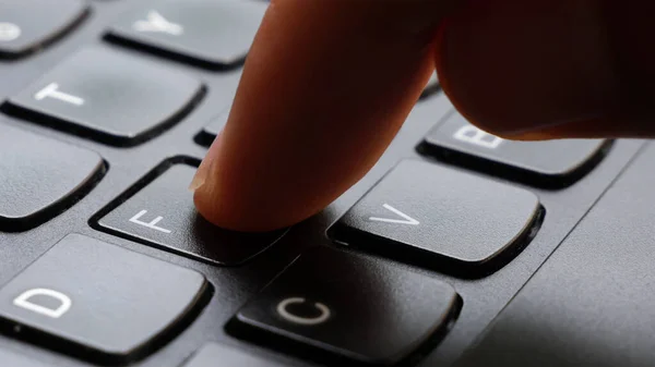 Man Pressing Letter Key Simple Laptop Computer Keyboard Object Finger — Stock Photo, Image