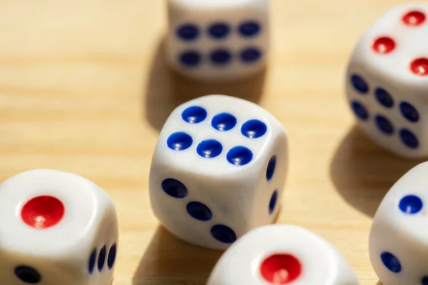 いくつかの単純なゲームサイコロのセットは 6番を示す中央1 ゲーム ボードゲーム レジャー ギャンブル 乱数のチャンスは抽象的な概念 誰も描きません オブジェクトマクロ 幸運と勝利 — ストック写真