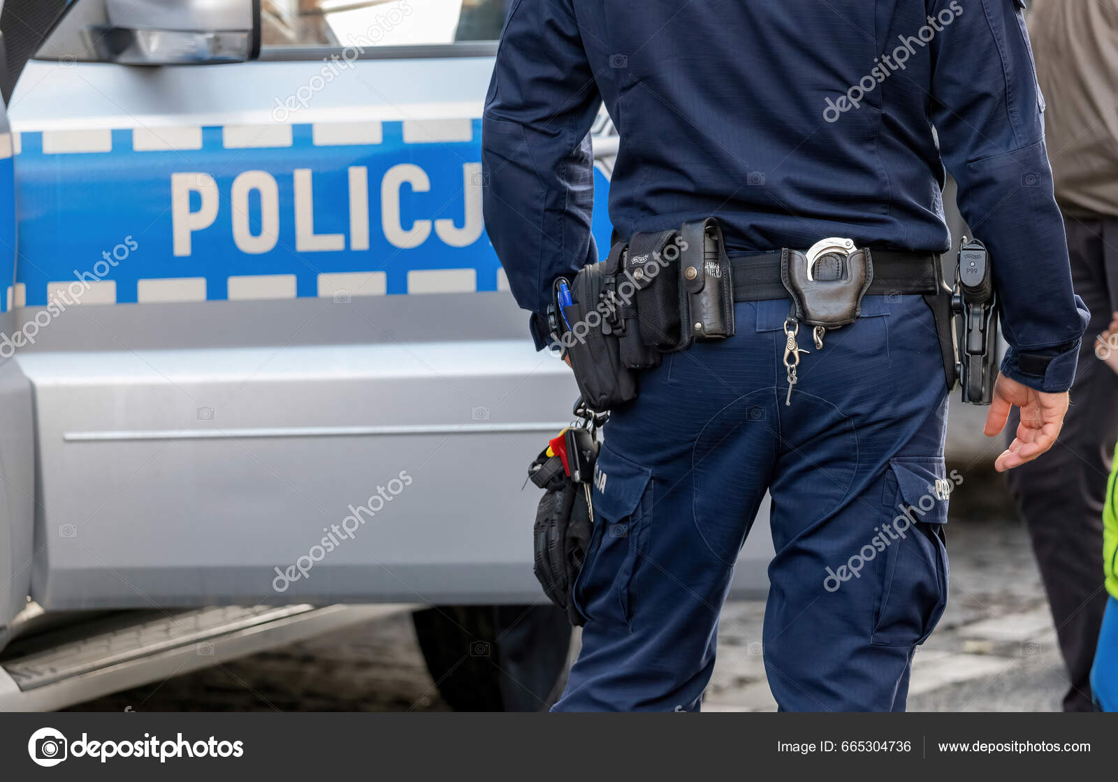 Puolan Poliisiauto Poliisilaitteisto Ase Käsiraudat Varustevyö Lähikuva  Puolan Poliisi Hätäpalvelut — valokuva © tomeqs #665304736