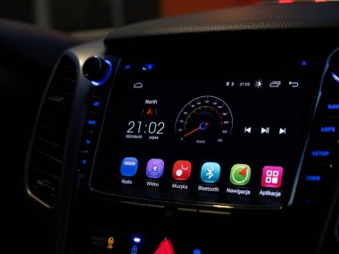 Modern araba iç gösterge panelinin dokunmatik görüntüsü, Android 'in gece aracın içindeki otomatik dokunmatik ekran paneli, detay yakın çekim, aydınlatma. Medya, uygulamalar