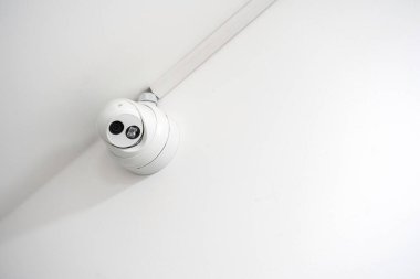 Beyaz bir duvarda tek bir güvenlik kamerası, modern emlak dairesi güvenlik sistemi, güvenlik endüstriyel alan izleme, izleme, soyut koruma araçları, kopyalama alanı