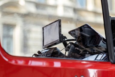 İtfaiye araçları, GPS ve telsiz, modern itfaiye araçları, itfaiye araçları. Detayların içinde itfaiye kamyonu, ekipmanlar, acil servis araçları. Basit kavram, sembol, hiç kimse, hiç kimse.