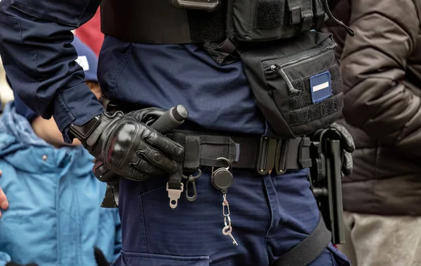 Névtelen Rendőr Fogja Kezét Övén Bilincsen Gumiboton Fegyveren Részleteken Közelről — Stock Fotó
