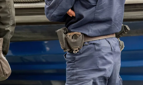 Único Polícia Anónimo Genérico Polícia Usar Uniforme Azul Equipamento Fechado — Fotografia de Stock