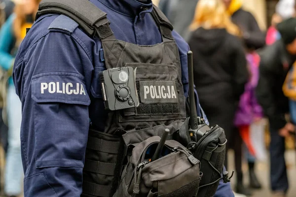 Lengyel Rendőr Névtelen Felismerhetetlen Rendőr Fekete Testkamerás Mellényben Testkamerával Rádióval — Stock Fotó