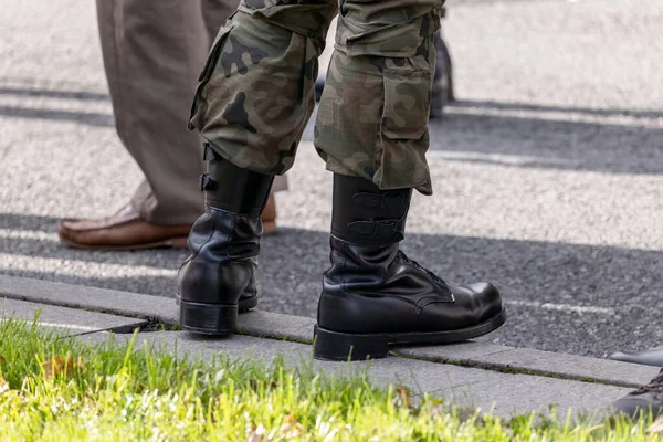 一个默默无闻的职业军人穿着传统的迷彩制服和黑色靴子站在街上 步兵符号 简单的概念 一个人 — 图库照片